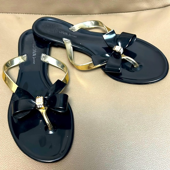 Wild Diva Shoes - Soft and light gel flip flops, Sz 39 (run small, like 7.5)